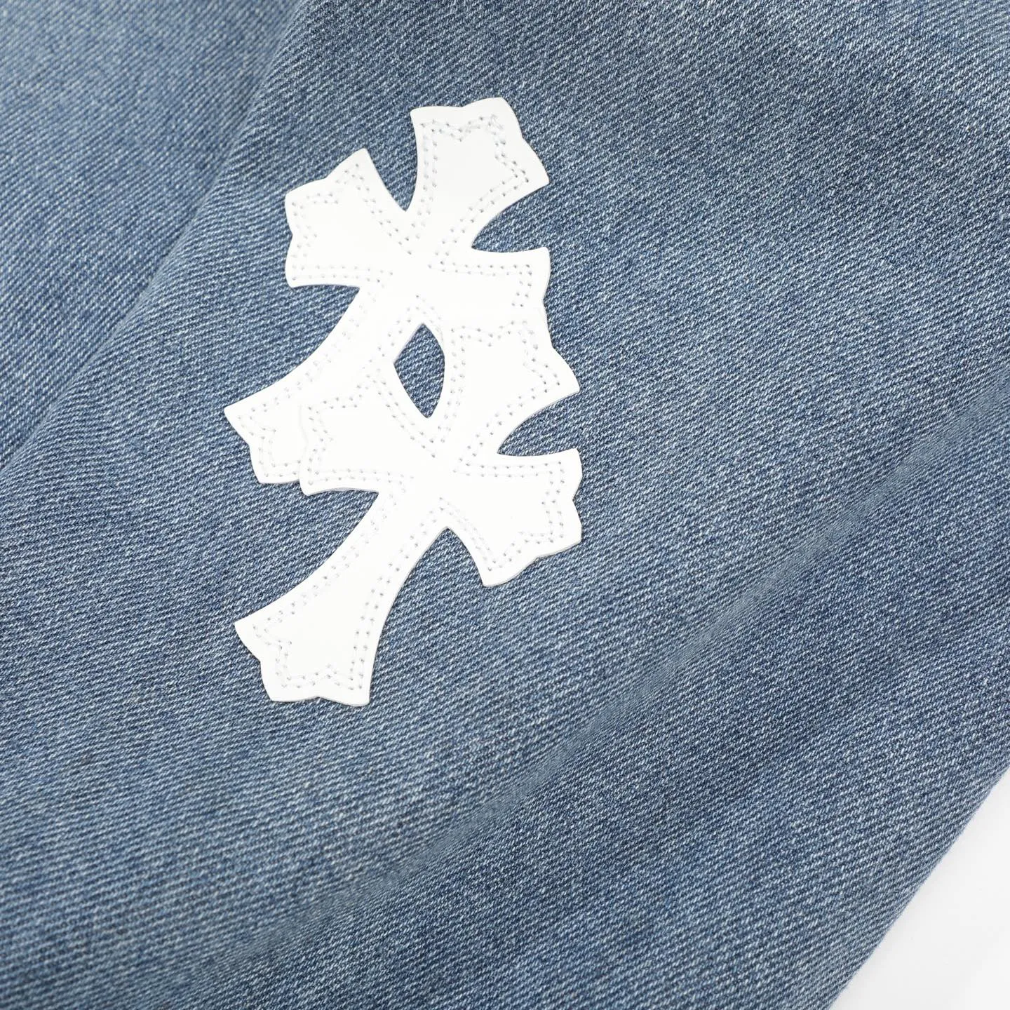 P230 Chrome Hearts CH/Chrome Hearts classic blue and white cross-patterned leather jeans. Original purchase and patterning. Really restores the ultimate texture of Vintage. Special Italian cowhide print and then cut. Customized three-layer thick line leather of sheepskin. The whole body is spliced in heavy water washing process. Craftsmen hand-splash ink. You can see the details. Three-dimensional cutting version. Loose and comfortable. Not flattering on the figure. Makes you taller and slimmer. Factory Seiko. Original quality control. Same style for men and women. Can be matched with couples. Versatile recommendation. Essential jeans for all seasons Color: blue Size: 28-36 (S-XXL)